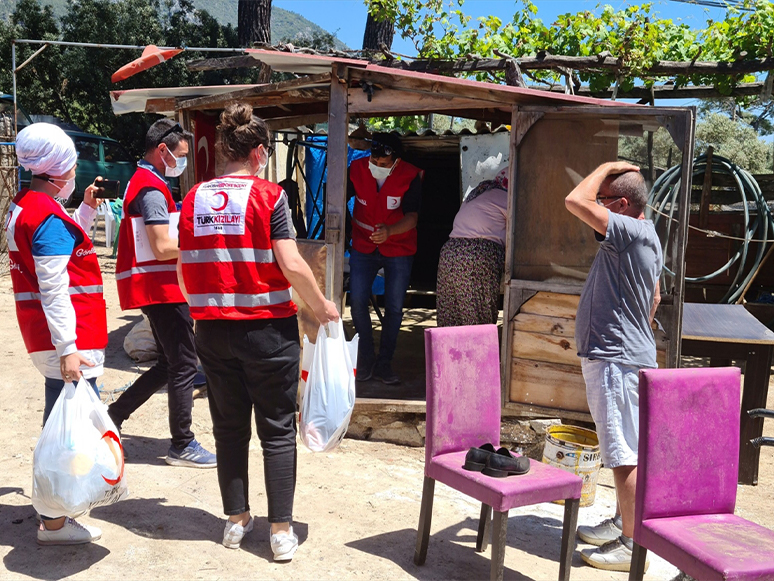 Türk Kızılay Muğla'da Evi Yanan Aileye Yardımda Bulundu