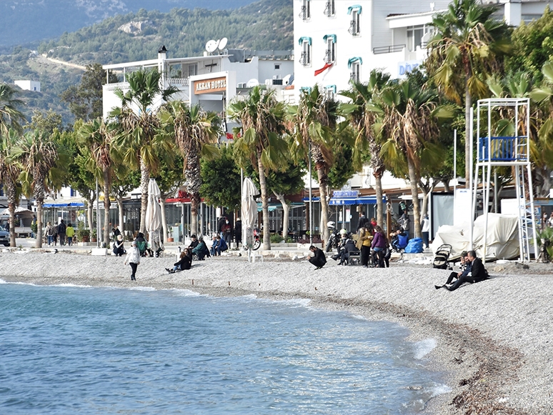 Güney Ege’de Güneşli Hava Sahilleri Hareketlendirdi