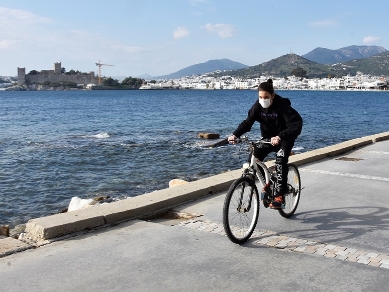 Güney Ege’de Güneşli Hava Sahilleri Hareketlendirdi