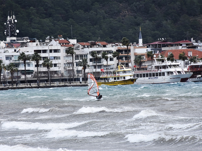 Marmaris'te Keşişleme Sörf Tutkunlarını Sevindirdi