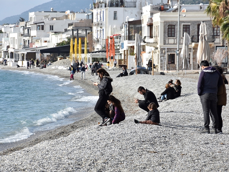 Güney Ege’de Güneşli Hava Sahilleri Hareketlendirdi