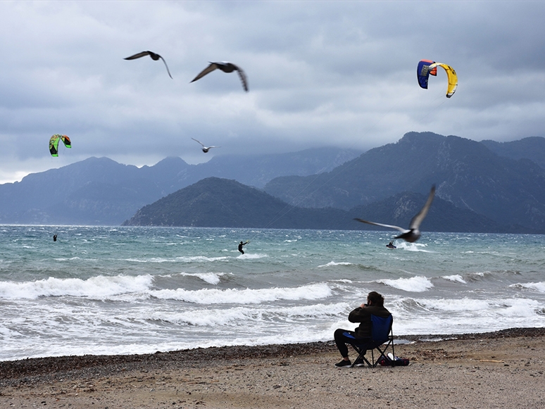 Marmaris'te Keşişleme Sörf Tutkunlarını Sevindirdi